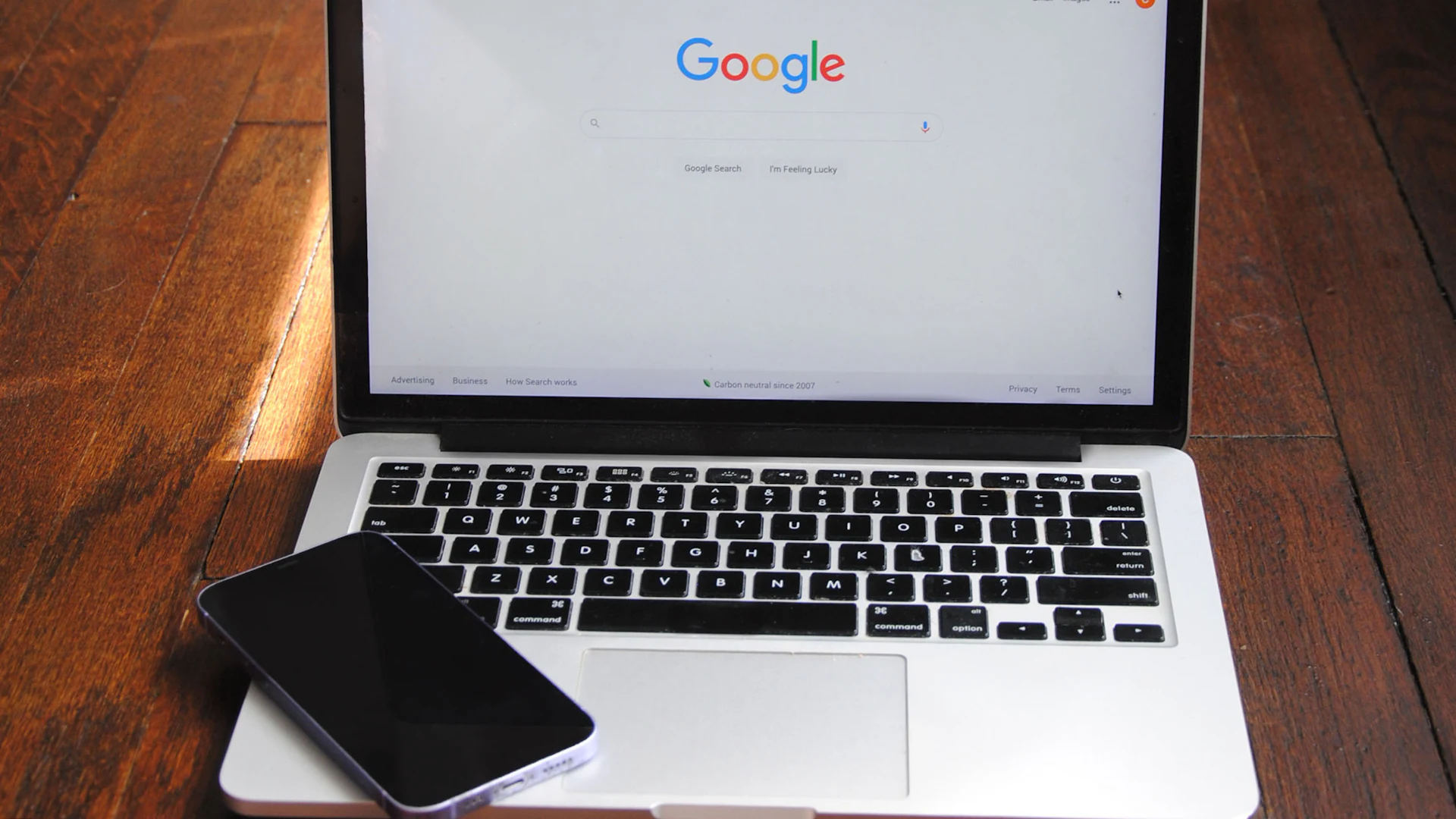 Laptop con la página de búsqueda de Google abierta sobre un escritorio de madera